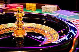 Tampilan gulungan Wild West Gold dengan simbol-simbol bertema koboi